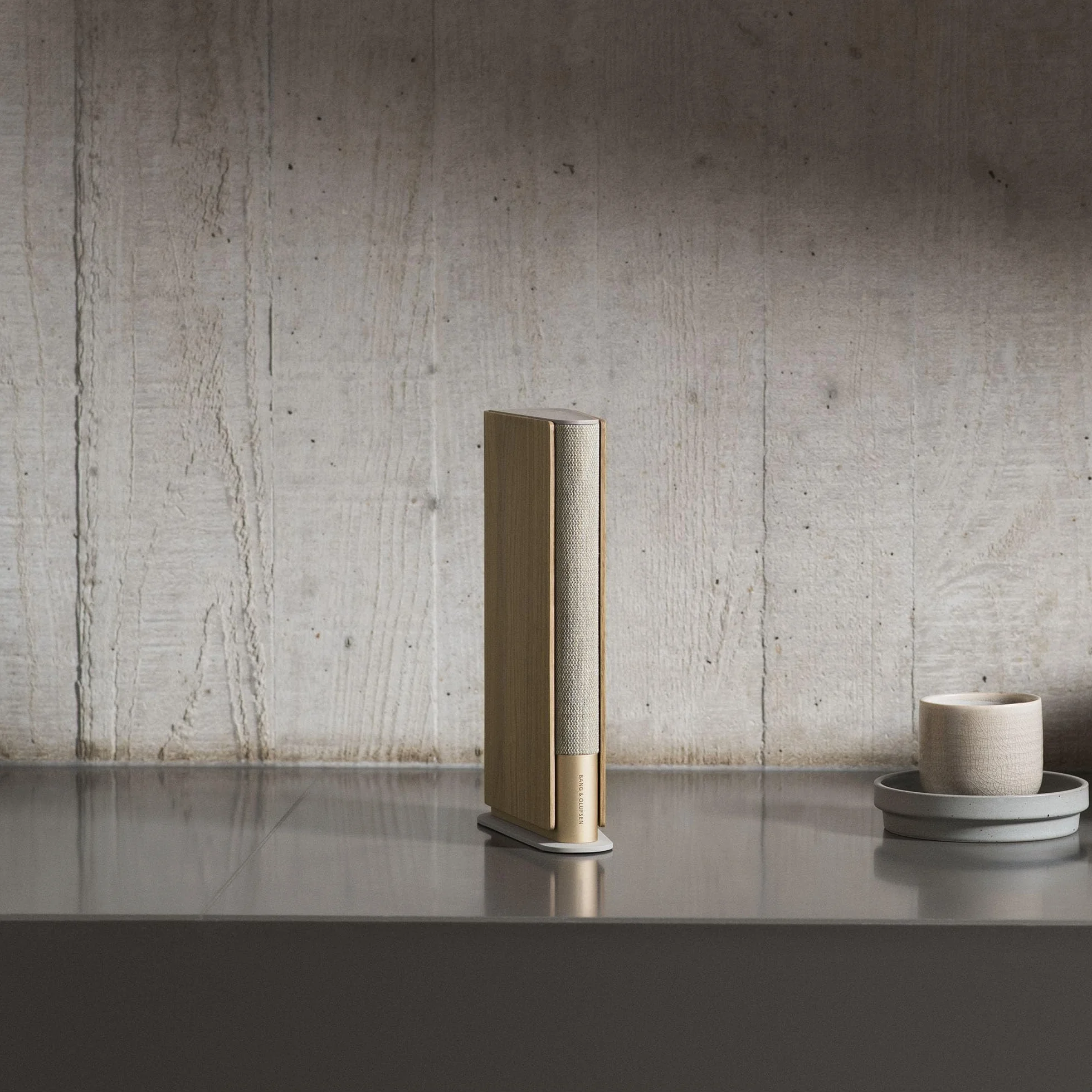 Bang & Olufsen Beosound Emerge Altoparlante da libreria - Oro Tone | Compatto, Wi-Fi e Bluetooth, Suono ultra profondo, Design sottile e circolare, Certificato Cradle to Cradle