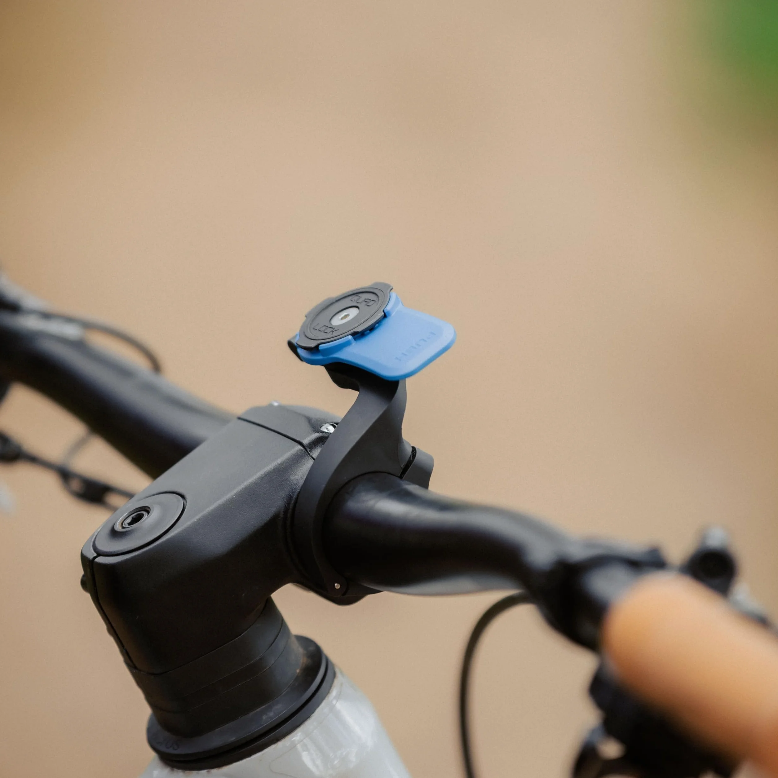 QUAD LOCK Out Front Manubrio Bicicletta Supporto per cellulare (V3) per iPhone, Galaxy, Pixel e adattatore universale