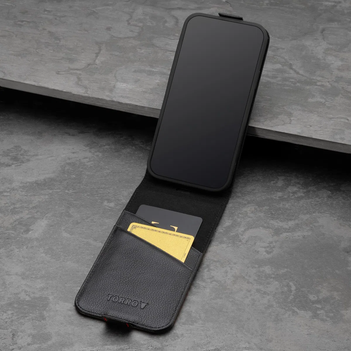 TORRO Custodia Flip Compatibile con iPhone 12 e iPhone 12 Pro – Caso Ribaltabile Verticale in Vera Pelle di Qualità con [MagSafe Compatibile] [Cornice Durabile] (Nero)