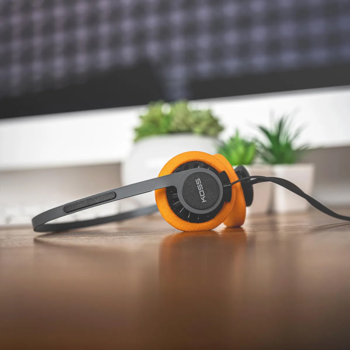 Koss KPH40 - Cuffie on-ear utili, sistema di cavi intercambiabili staccabili, stile retrò, design ultra leggero (nero invisibile)