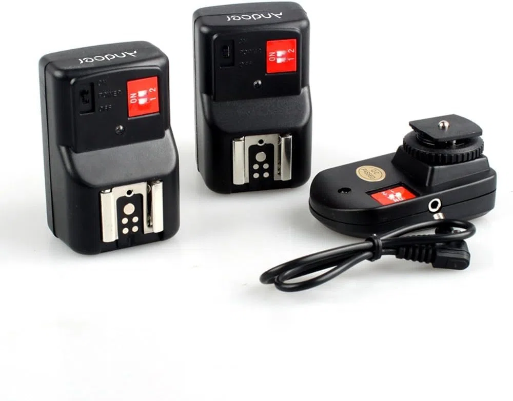 Andoer PT-04GY 4 Canali Senza Fili a Distanza Speedlite Flash Trigger Universale 1 Trasmettitore e 2 Ricevitori per Canon Nikon Pentax Olympus