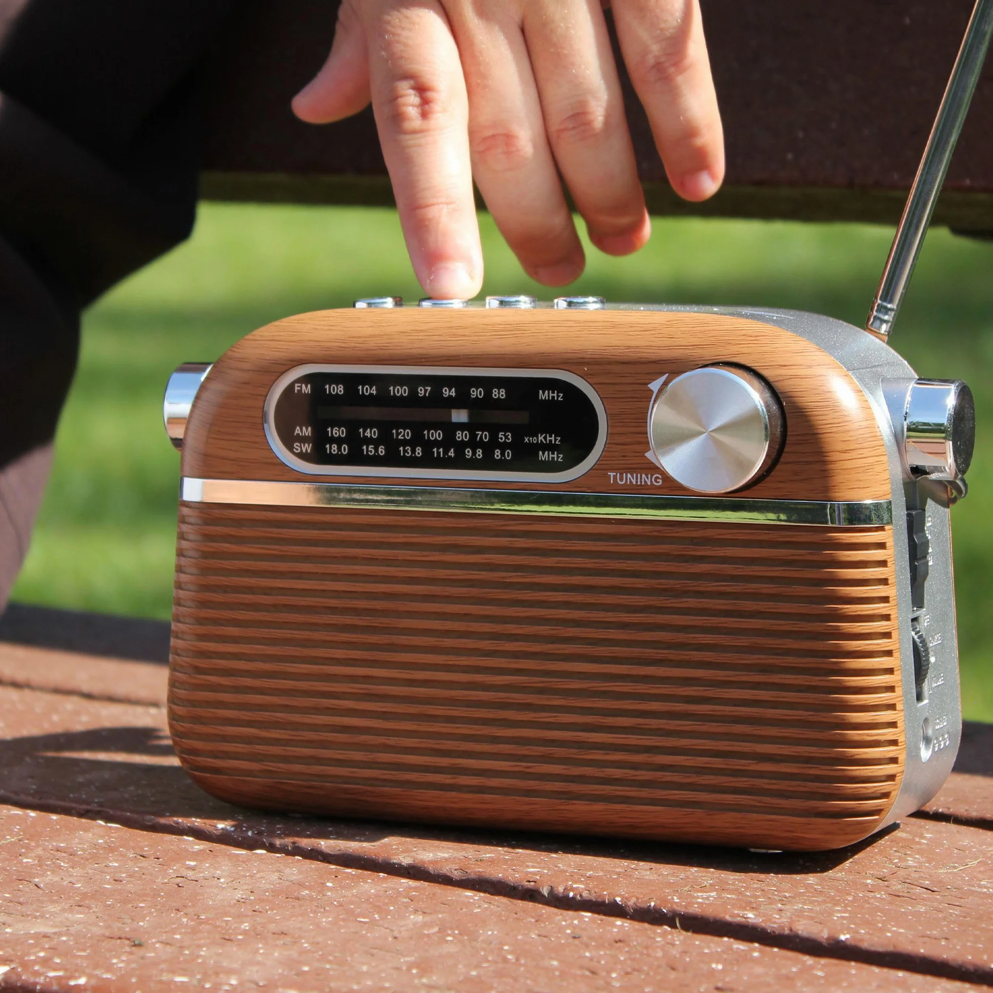 Radio Vintage Design Retrò USB / MP3 /Lettore Micro SD - Portatile - Antenna Retrattile - Radio a pile ed elettricità - 20 CM x 12 CM - Motivo legno e INOX