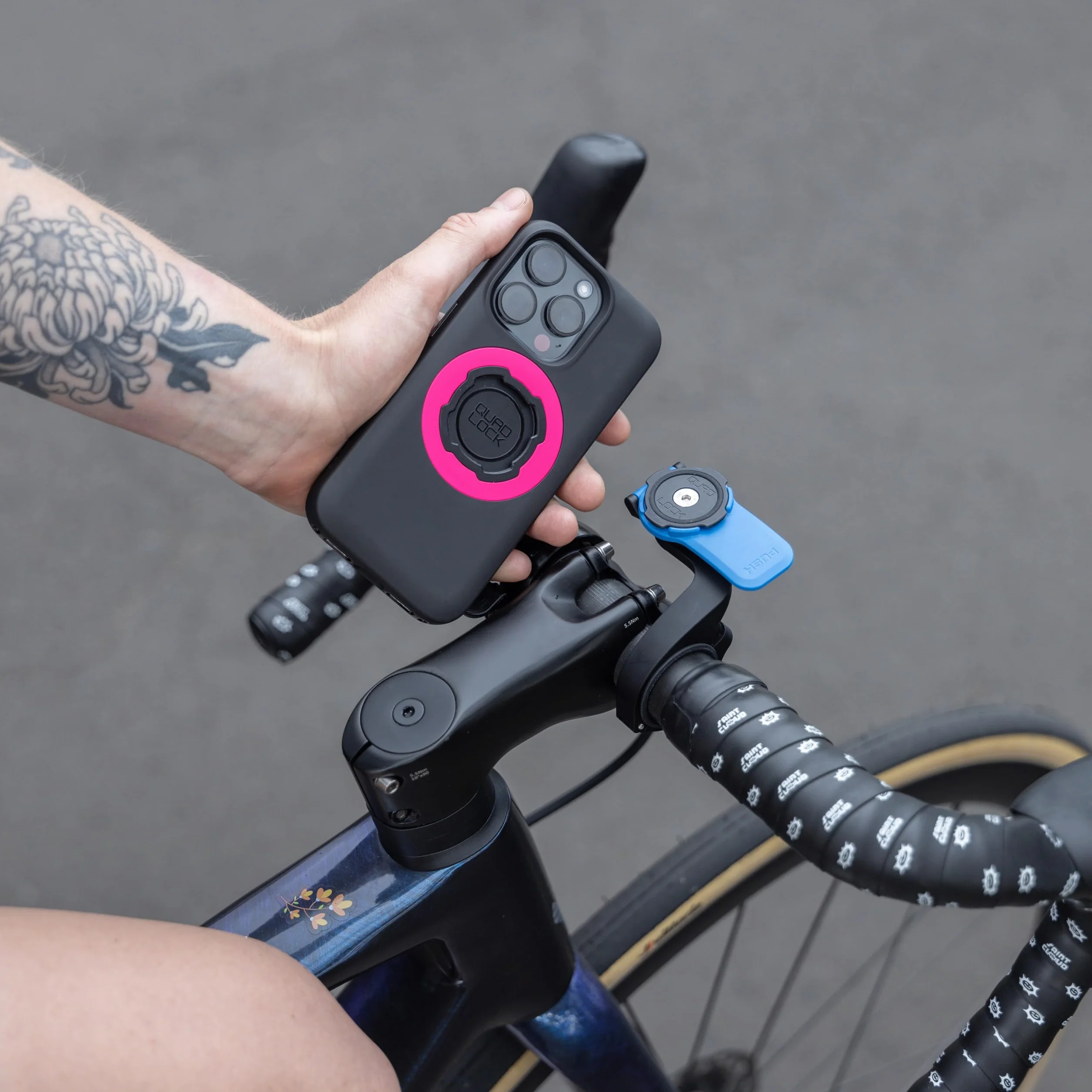 QUAD LOCK Out Front Manubrio Bicicletta Supporto per cellulare (V3) per iPhone, Galaxy, Pixel e adattatore universale