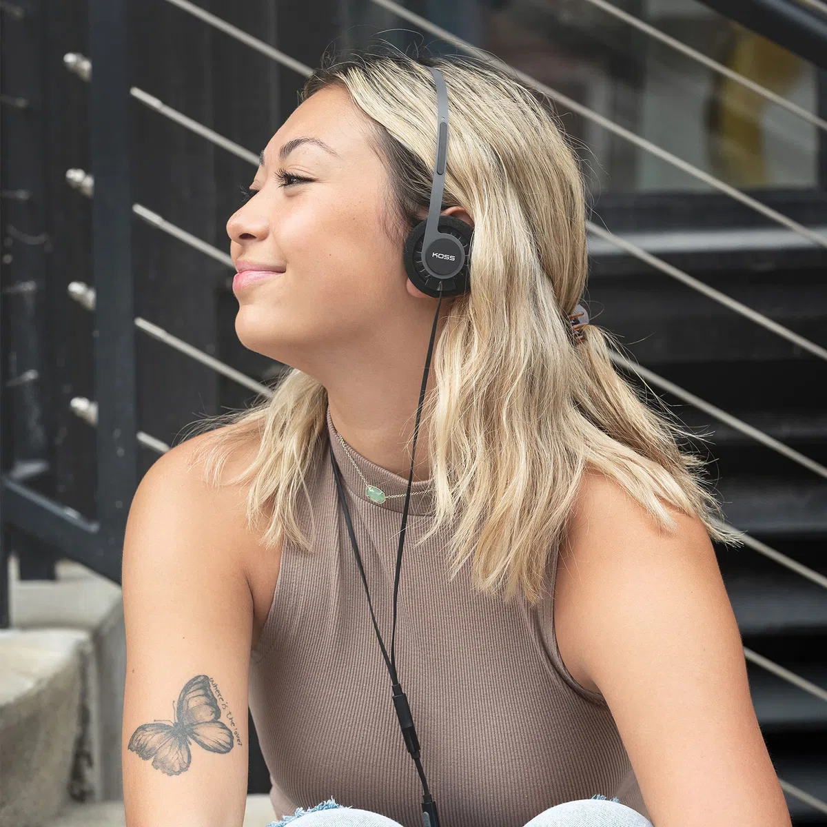 Koss KPH40 - Cuffie on-ear utili, sistema di cavi intercambiabili staccabili, stile retrò, design ultra leggero (nero invisibile)