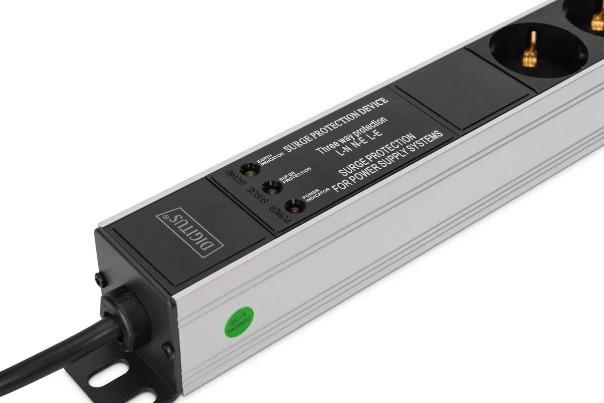 DIGITUS DN-95438 – Presa multipla – 9 prese – Filtro di rete e protezione da sovratensione – Montaggio verticale in armadio di rete o server – 230 V CA 50/60 Hz 16 A 3600 W