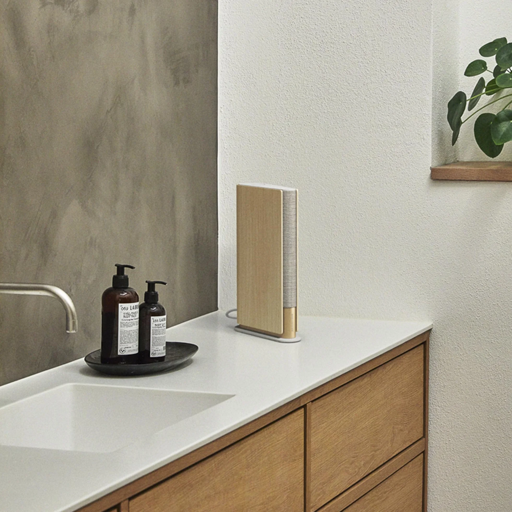 Bang & Olufsen Beosound Emerge Altoparlante da libreria - Oro Tone | Compatto, Wi-Fi e Bluetooth, Suono ultra profondo, Design sottile e circolare, Certificato Cradle to Cradle